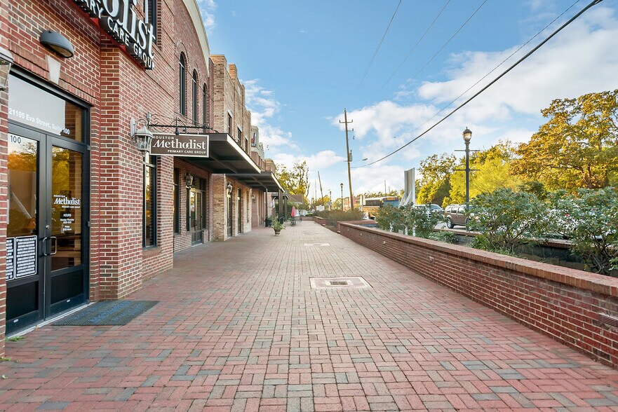 More Photos Of 21123 Eva St, Montgomery Medical For Lease
