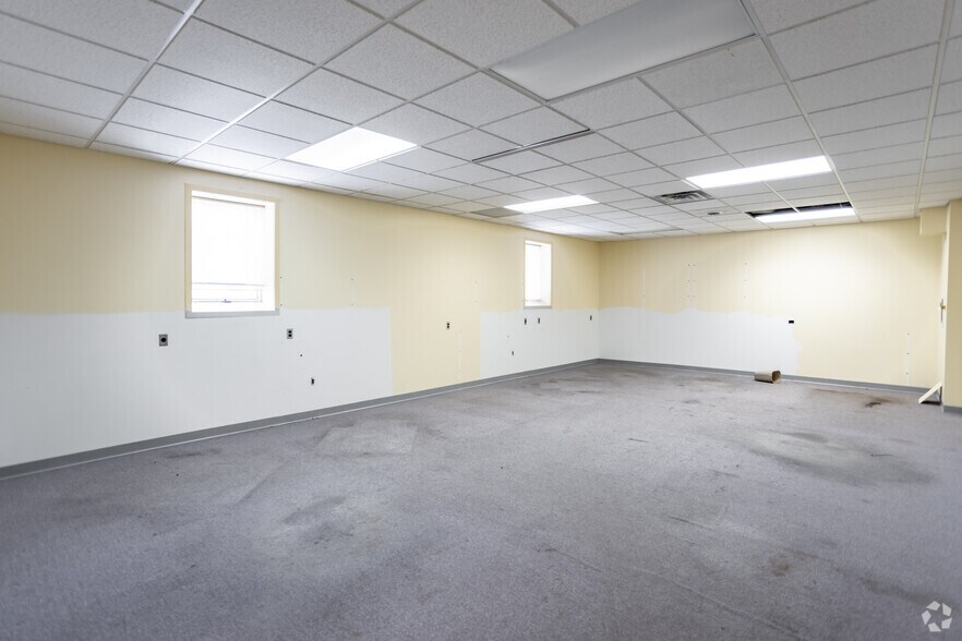 More Photos Of 520 Pleasant Valley Rd, Trafford Office For Sale