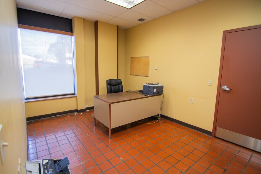 More Photos Of 1439 Sunset Blvd, Steubenville Flex For Sale