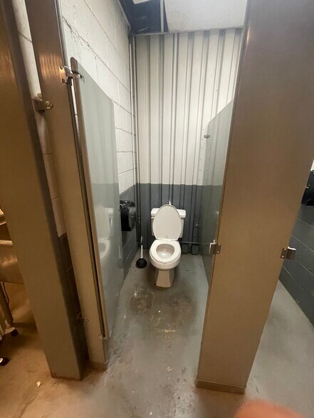 More Photos Of 9129 Euclid Ave, Manassas Warehouse For Lease