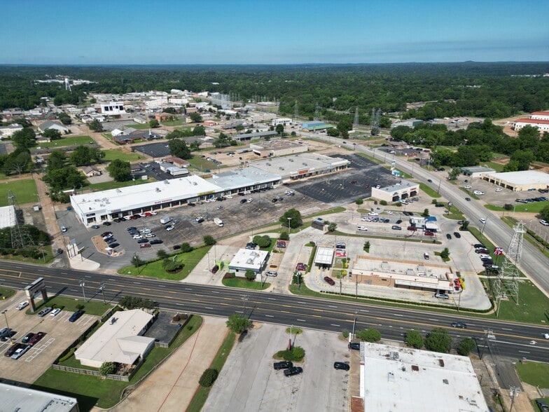 More Photos Of 102-110 Midtown Dr, Kilgore General Retail For Lease
