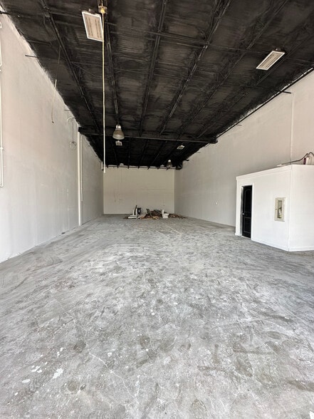 More Photos Of 6315-6331 Skyline Dr, Houston Distribution For Lease