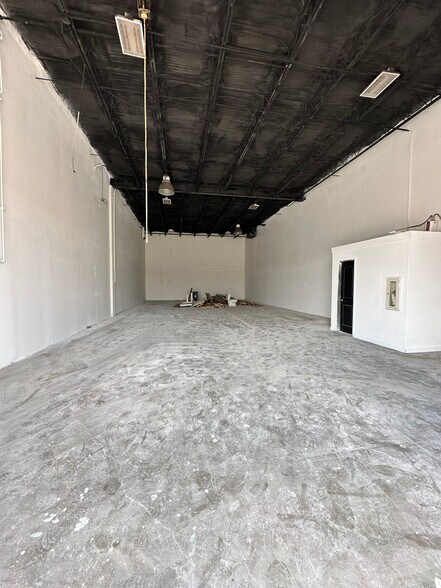 More Photos Of 6315-6331 Skyline Dr, Houston Distribution For Lease