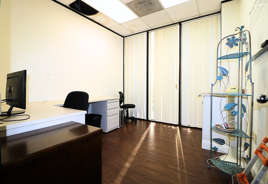 More Photos Of 6100 Corporate Dr, Houston Office For Sale