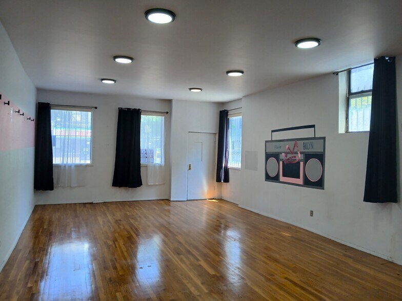 More Photos Of 1067 Manhattan Ave, Brooklyn Office Residential For Lease