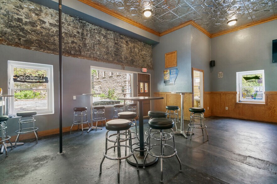 More Photos Of 82 Armstrong St, Eureka Springs Restaurant For Sale