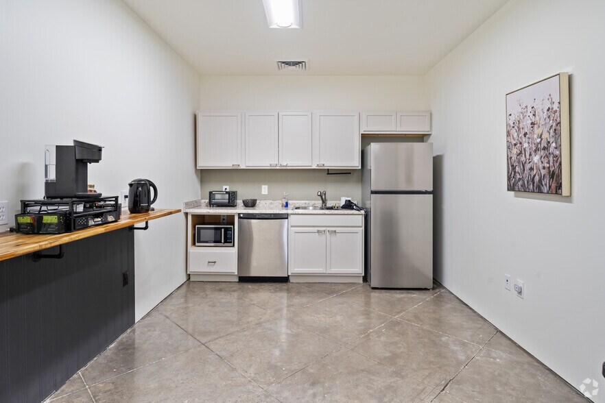 More Photos Of 2081 Columbiana Rd, Birmingham Coworking Space