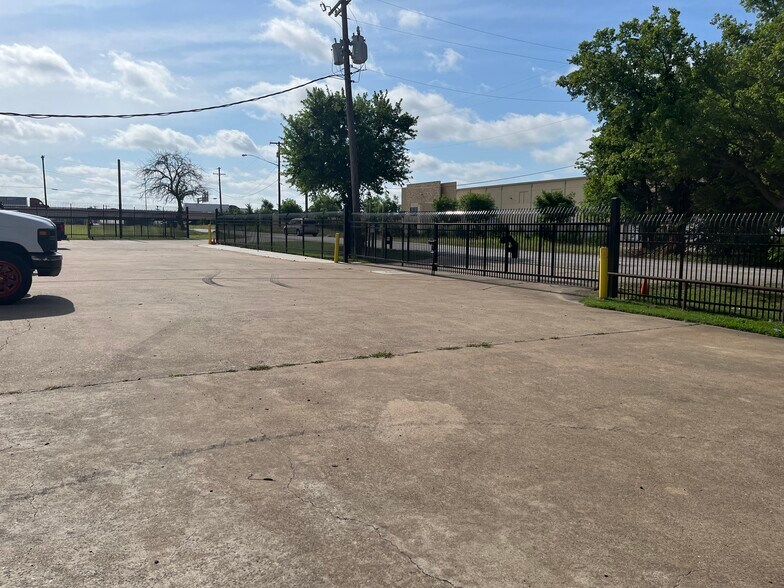 More Photos Of 223 W Danieldale Rd, Dallas Light Distribution For Sale