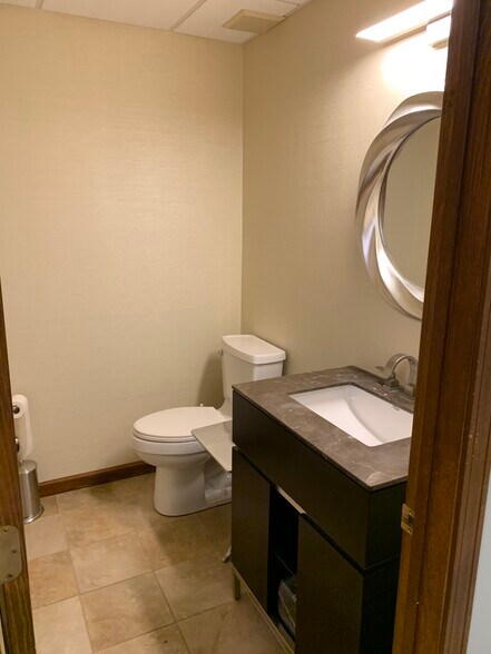 More Photos Of 88 Hopmeadow St, Weatogue Medical For Lease