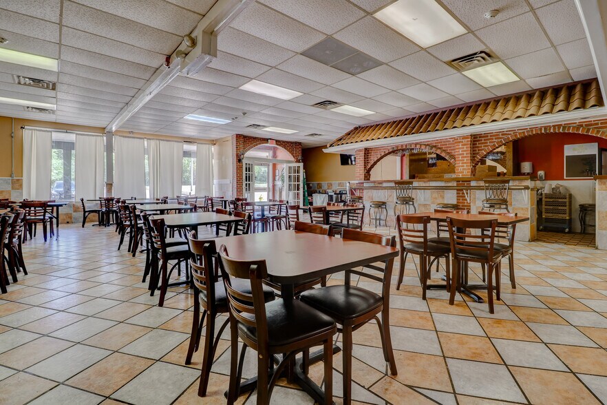 More Photos Of 920-960 E Roosevelt Rd, West Chicago Freestanding For Lease