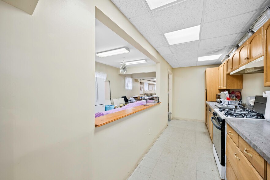 More Photos Of 109 Roslyn Rd, Roslyn Heights Religious Facility For Lease