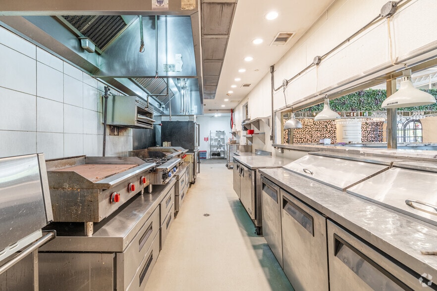 More Photos Of 3011 Gulden Ln, Dallas Restaurant For Lease