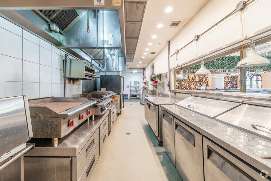 More Photos Of 3011 Gulden Ln, Dallas Restaurant For Lease