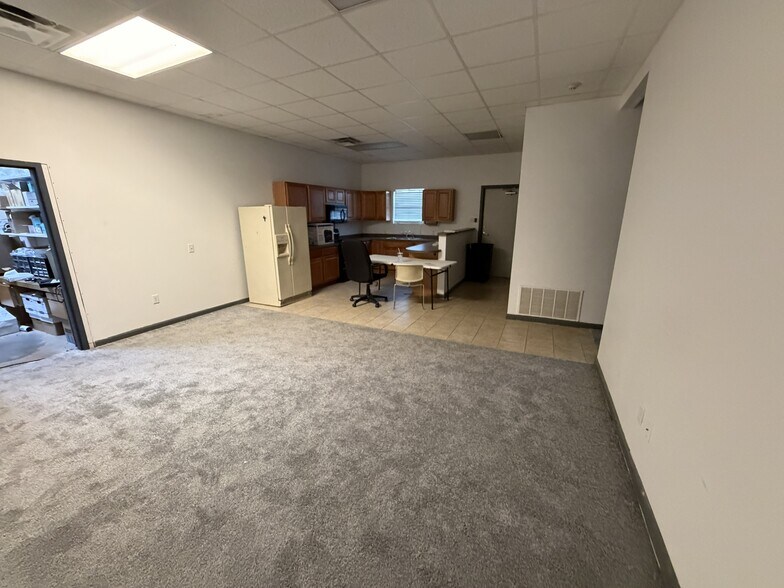 More Photos Of 7321 Wichita St, Forest Hill Self Storage For Lease