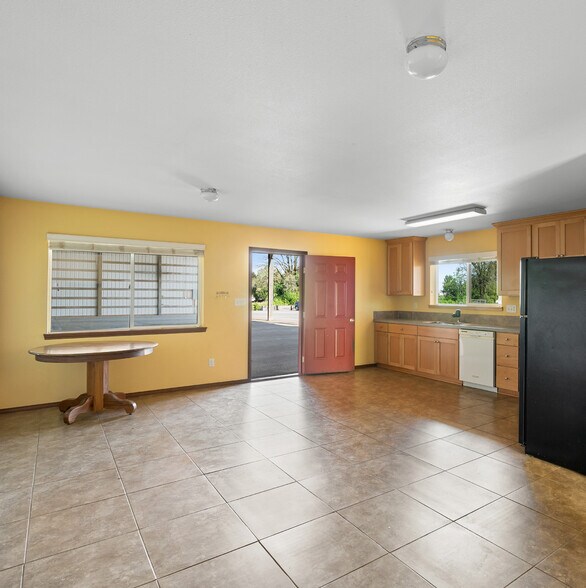 More Photos Of 34616 E Columbia Ave, Scappoose Manufacturing For Lease