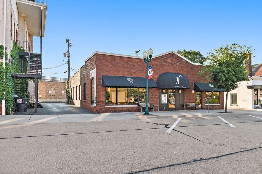 More Photos Of 112 S Maple St, Sycamore Restaurant For Sale