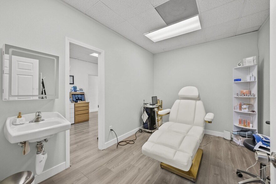 More Photos Of 516 W Lancaster Blvd, Lancaster Freestanding For Lease