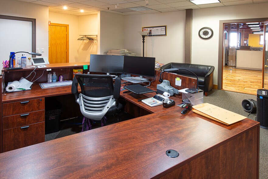 More Photos Of 320 Riverside Dr, Florence Office For Sale