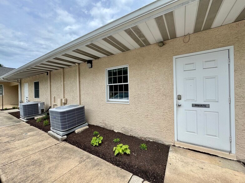 More Photos Of 625 Barksdale Rd, Newark Medical For Lease