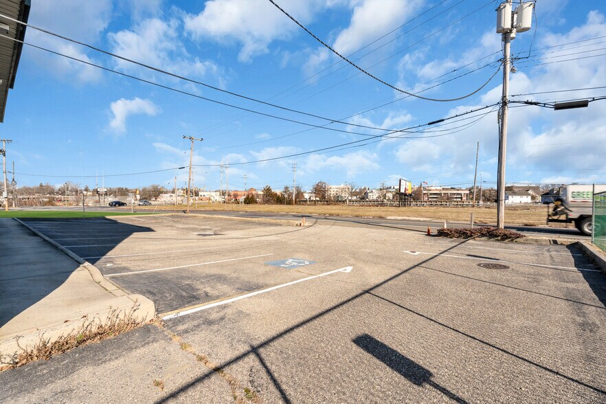 More Photos Of 9 Flint Rd, Toms River Showroom For Lease