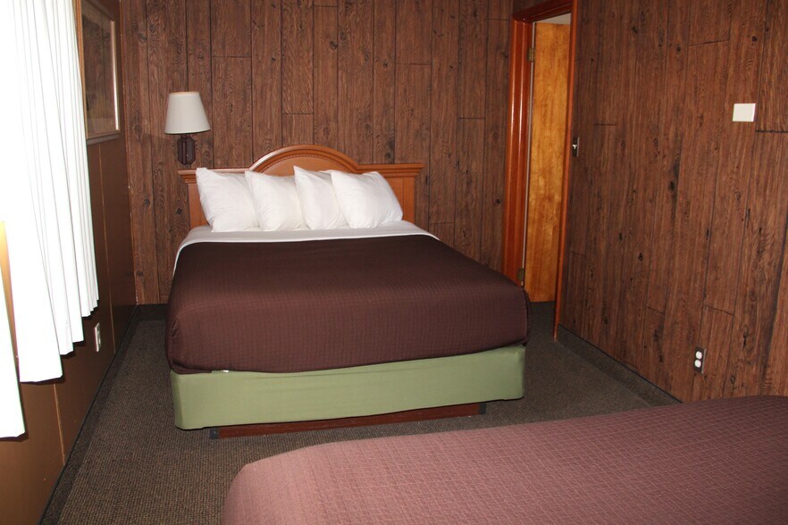 More Photos Of 115 N River St, Chamberlain Hotel For Sale