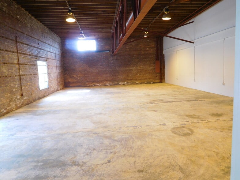 More Photos Of 520 Maple St, Gainesville Warehouse For Lease