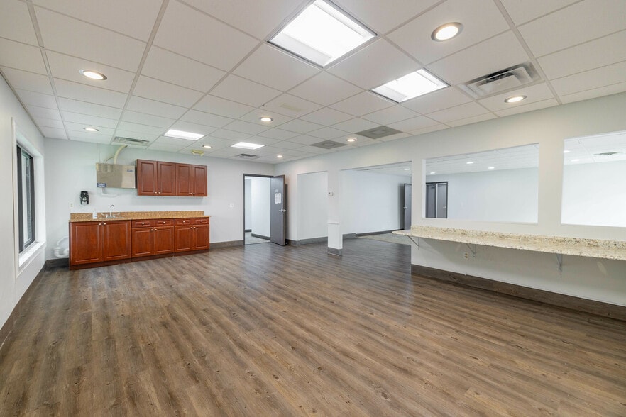 More Photos Of 25354 Evergreen Rd, Southfield Medical For Lease