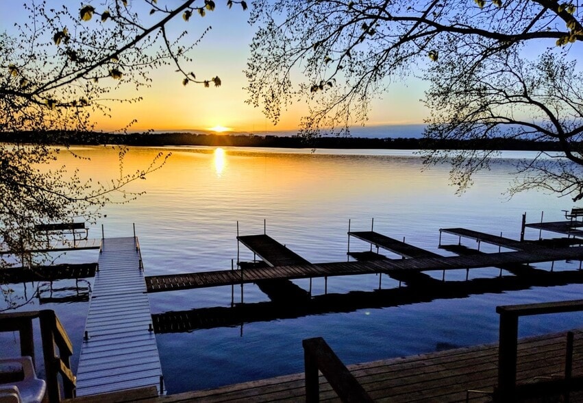 More Photos Of 2410 Albion Ave, Fairmont Hospitality For Sale