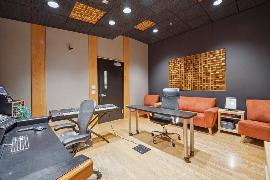 More Photos Of 3120 Latrobe Dr, Charlotte Flex For Sale