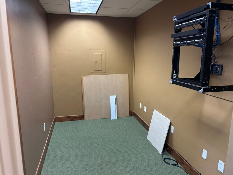 More Photos Of 1404 Hawk Pky, Montrose Medical For Lease