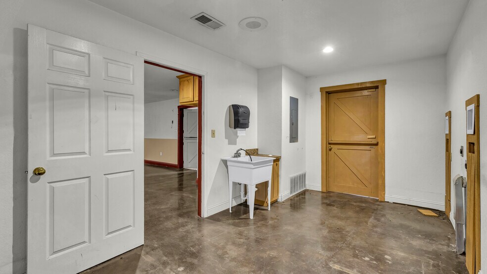 More Photos Of 221 Judd St, Weatherford Flex For Sale