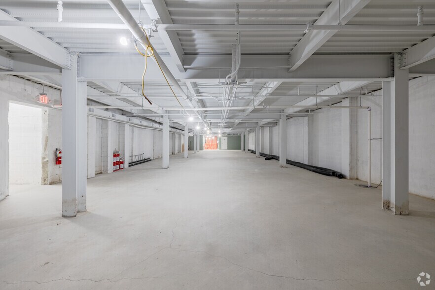 More Photos Of 28900 Schoolcraft Rd, Livonia Self Storage For Sale