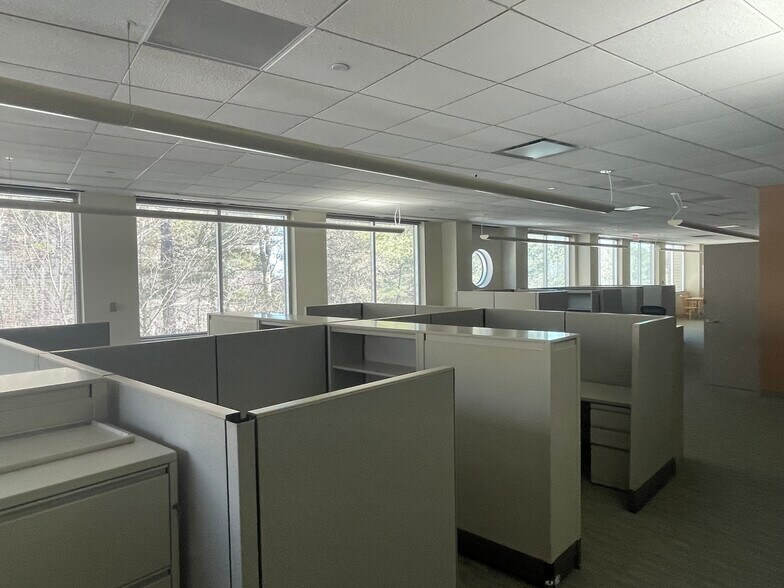 More Photos Of 11 Northeastern Blvd, Salem Office For Lease