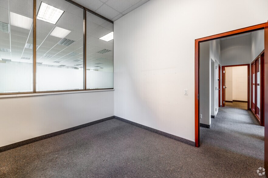 More Photos Of 31 King St, St Catharines Bank For Sale