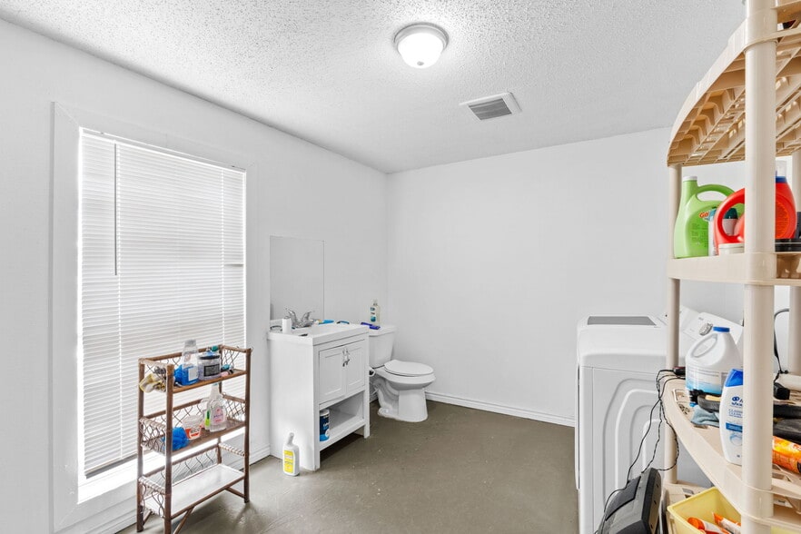 More Photos Of 1103 Pleasanton Rd, San Antonio Storefront Retail Residential For Sale