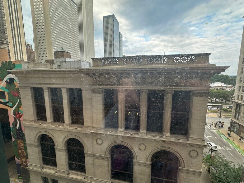 More Photos Of 111 N Wabash Ave, Chicago Office For Lease