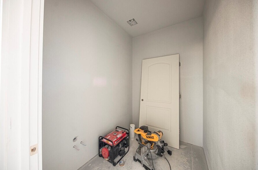 More Photos Of 14050 W Silver Fox Trl, Odessa Warehouse For Lease