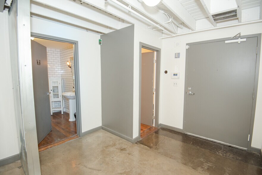 More Photos Of 887 W Marietta St NW, Atlanta Loft Creative Space For Lease