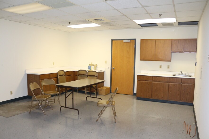 More Photos Of 300 W Jefferson St, Springfield Office For Lease