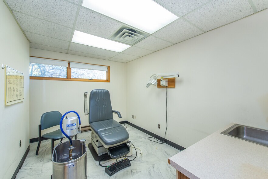 More Photos Of 125 Newton Sparta Rd, Newton Office For Lease