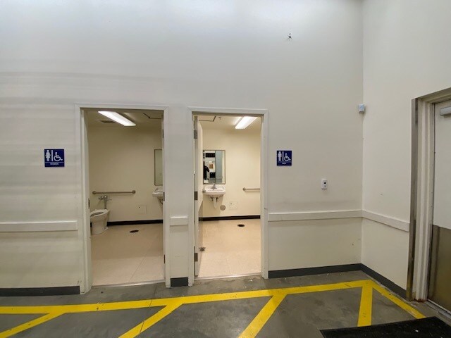 More Photos Of 4201 Elmore Ave, Davenport Unknown For Lease