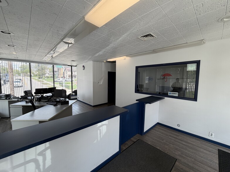 More Photos Of 1 S Liberty St, Elgin Flex For Sale
