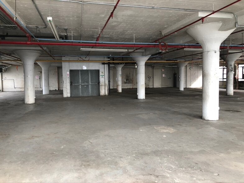 More Photos Of 753-755 E 134th St, Bronx Warehouse For Lease
