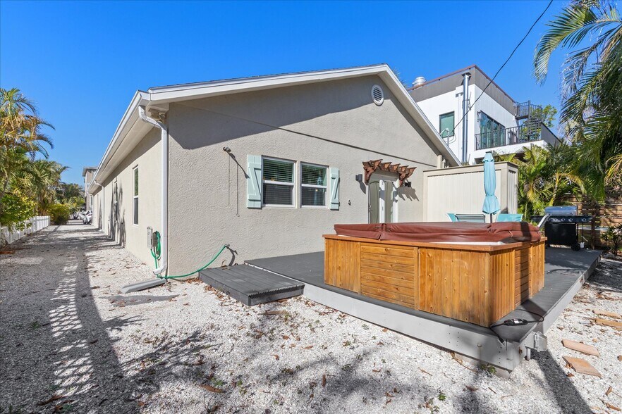 More Photos Of 413 Pine Ave, Anna Maria Flex For Sale