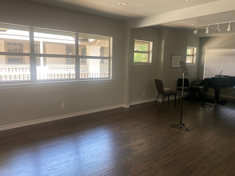More Photos Of 2816 Hemphill St, Fort Worth Office For Sale