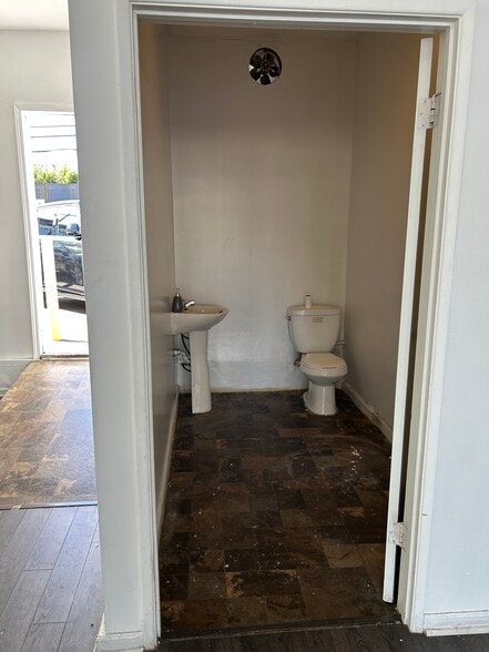 More Photos Of 337-355 N La Cienega Blvd, Los Angeles Storefront For Lease