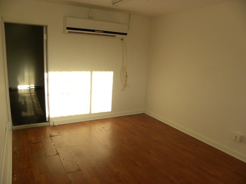 More Photos Of 1101-1119 S La Brea Ave, Los Angeles Freestanding For Lease