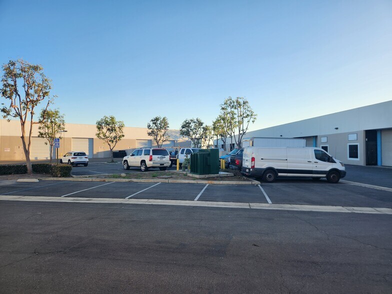 More Photos Of 2005 Raymer Ave, Fullerton Warehouse For Lease