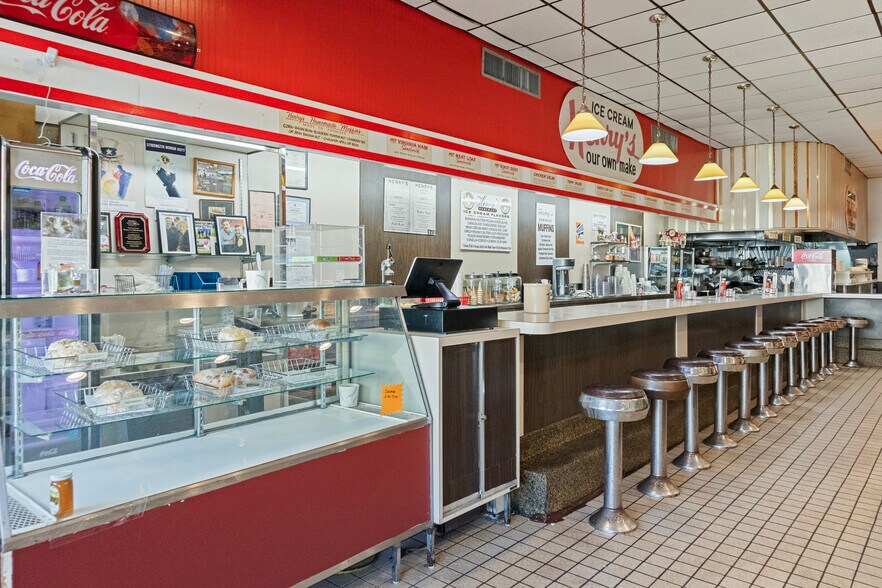 More Photos Of 8 Glen St, Glen Cove Storefront For Lease