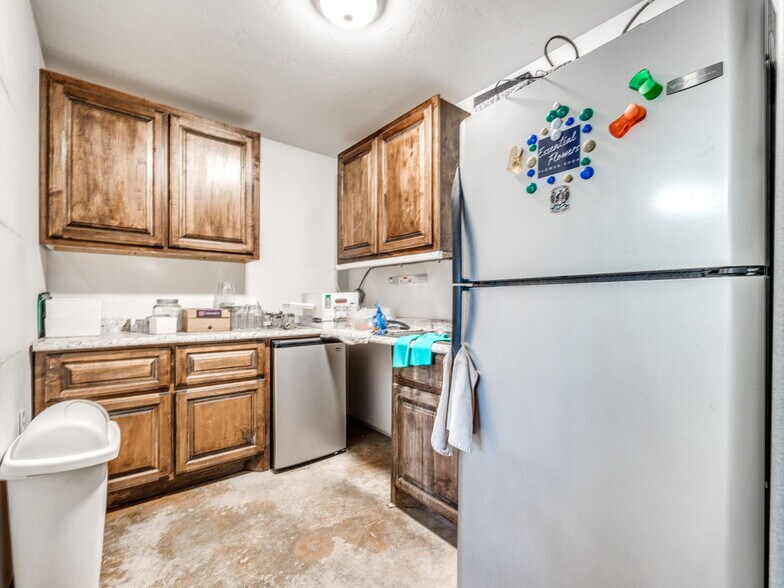 More Photos Of 212 W Main St, Shawnee Storefront Retail Office For Lease